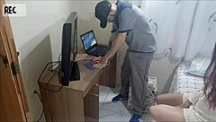 Safada sem calcinha recebe técnico da net. She masturbates with cock and cum on ass in uniform.