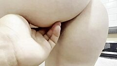 Meu pai saiu e eu levei meu vizinho la em casa pra fuder com chupada na buceta