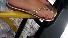 novinha do pezinho perfeito no busão 1 parte