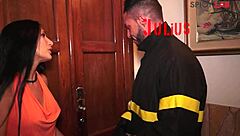 Ei bombeiro Julius, abre a porta e a buceta dessa ansiosa Luna Dark com peitos grandes e garganta profunda!