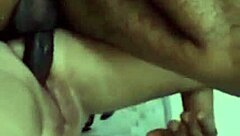 Esposa Implora ao Marido Cuckold para Filmar Sua Gozada Selvagem no Rabo