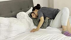 La ni�era me meti� los dedos en mi apretado co�o mientras mi esposa trabaja