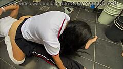 Que ricas nalguitas tiene esta chica con su uniforme escolar