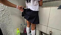Que ricas nalguitas tiene esta chica con su uniforme escolar