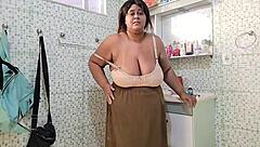 woman gets a super cumshot on her face?