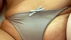 Loira gostosa starts masturbating her hairy pussy with passion in solo session