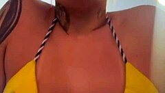 Personal treinando só de biquíni fio dental na academia de frente à praia cheguei ficar toda molhada de tanto tesão que escorria nas pernas parecia água do mar