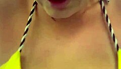 Personal treinando só de biquíni fio dental na academia de frente à praia cheguei ficar toda molhada de tanto tesão que escorria nas pernas parecia água do mar