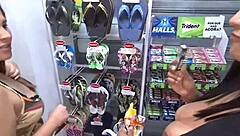 gerente e ajudante pegam loira e morena sem grana e fodem bucetas como pagamento 😈🍆