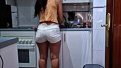 mi novio me atrapa en la cocina y terminamos cogiendo cuando esta trabajando