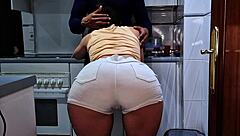 mi novio me atrapa en la cocina y terminamos cogiendo cuando esta trabajando