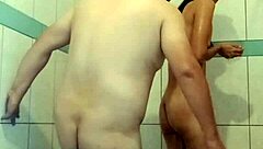 llega mi novio y le doy mamada lechosa en ba�o mojado