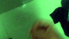 me jalo la verga en el baño hasta explotar 😏💦