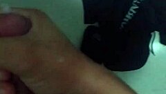 me jalo la verga en el baño hasta explotar 😏💦