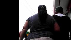 Peruvian beauty shops with sexy curves on display