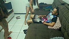 esposa pede ao marido pra filmar com amiga dançando e deixa ele duro