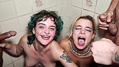 duas meninas pedem pra foderem cuzinho juntas e mijada na boca 😈🍑💦