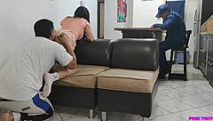 me encanta que el amigo de mi marido me meta mano mientras me masajea al lado suyo