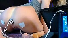 watch this super hot camgirl fuck her holes on webcam