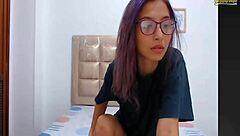 webcam girl 20 performs live show