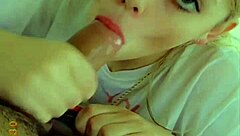 Blonde blowjob: Brunette babe gives a hot blowjob in Florida