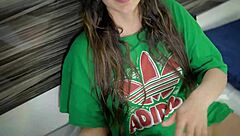 Mi hermanastra de 18 me devuelve mi camisa a cambio de sexo