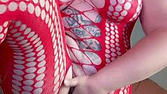 curvy girl fingers her hairy beaver to orgasm