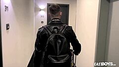 Bodybuilder Tommy Gold from Czech gets a massage and a handjob