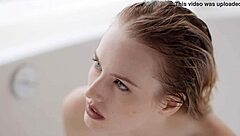 watch scarlett sage and julie kay heat up the bathtub