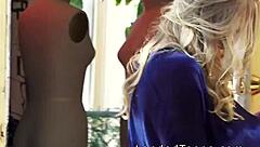 Dude gets hot blowjob from sexy teen 😘