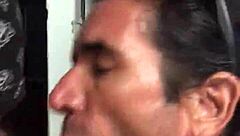 mamando verga en las cabinas