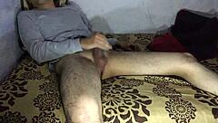 This guy masturbates richly with a handjob!