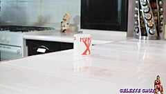 Navideño FOLLADA con piernas abiertas en la COCINA chupando POLLA se viene adentro mío