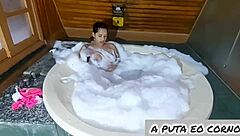 morena casada chupando rola escondida do marido