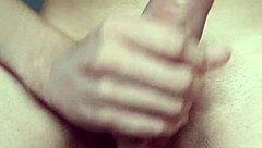 Una verga gruesa y jugosa provoca orgasmo con creampie