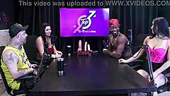 Gostosa Se Exibe Em Cima Da Mesa E Ganha Uma Chupada Na Buceta