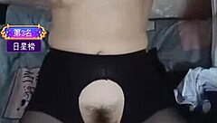 Yiyi intensely self-touches in live broadcast, squirting powerfully