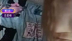 Yiyi intensely self-touches in live broadcast, squirting powerfully