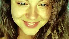 Big ass girl fingers her pussy sensually after waking up