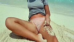 Solo babe pleasures herself on the beach with a stunning rear end