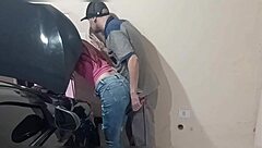 funcionario safado conserta carro da gostosa na oficina