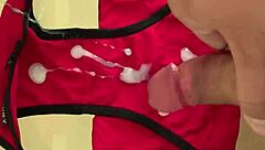 bắn tinh lên quần lót tuky