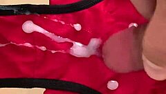 bắn tinh lên quần lót tuky