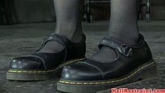 अधीन पैर को जोर से सजा दी जाती है किंकी टॉय प्ले से पहले!