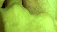 Vizinha safada chupou o pau do sortudo e deixou ele gozar na buceta dela