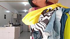 Mientras mi madrastra hace los deberes del hogar yo le llego por detr�s y empiezo a acariciarle su gran culo