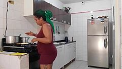 Mientras mi madrastra hace los deberes del hogar yo le llego por detr�s y empiezo a acariciarle su gran culo