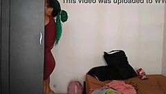 Mientras mi madrastra hace los deberes del hogar yo le llego por detr�s y empiezo a acariciarle su gran culo