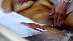 los susurros de placer en el apartamento eran el eco de los encuentros ardientes entre la hijastra y su amante