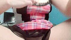 La madrastra colegiada deja olvidado su celular y encuentro un video de ella real masturbándose creo que mi madrastra es lesbiana porque se lo envió a su amiga real casero amateur